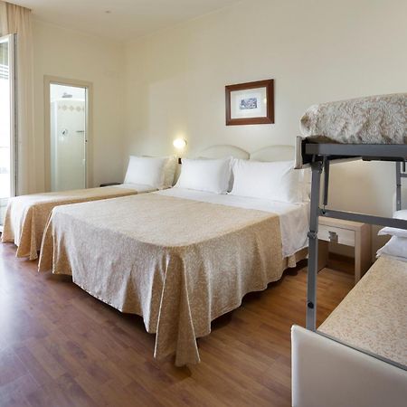 Hotel Baltic Римини Экстерьер фото