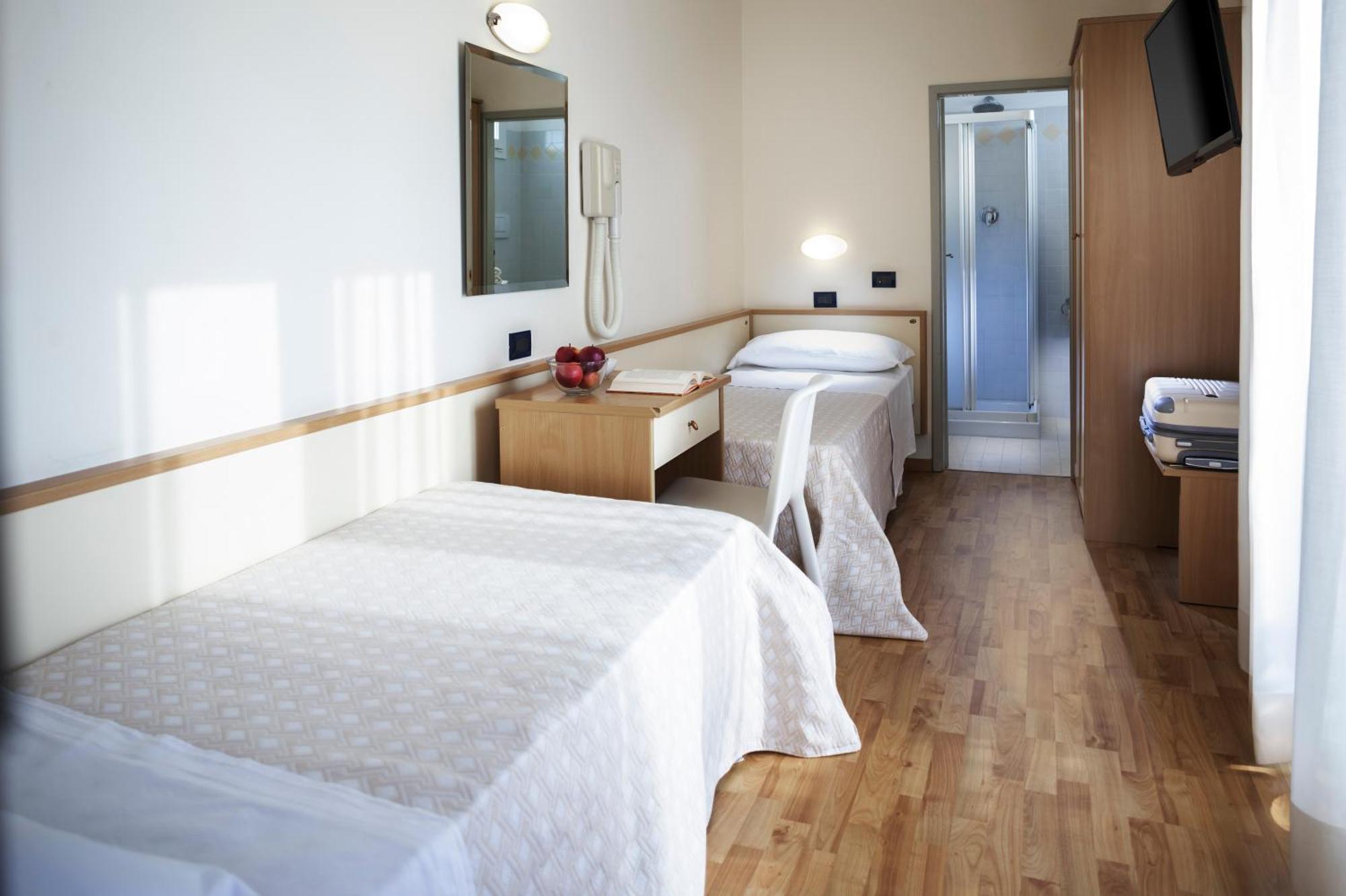 Hotel Baltic Римини Экстерьер фото
