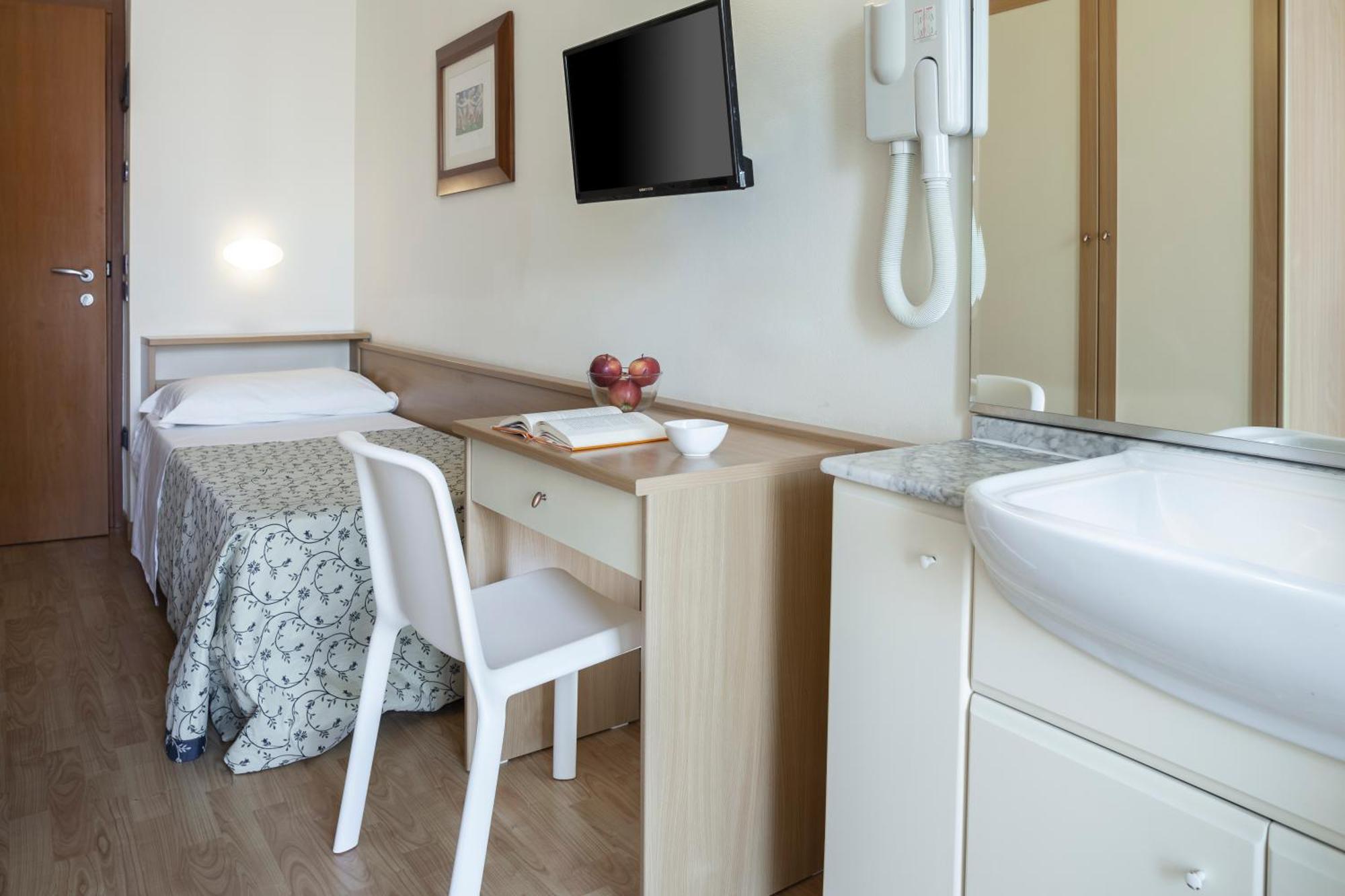 Hotel Baltic Римини Экстерьер фото