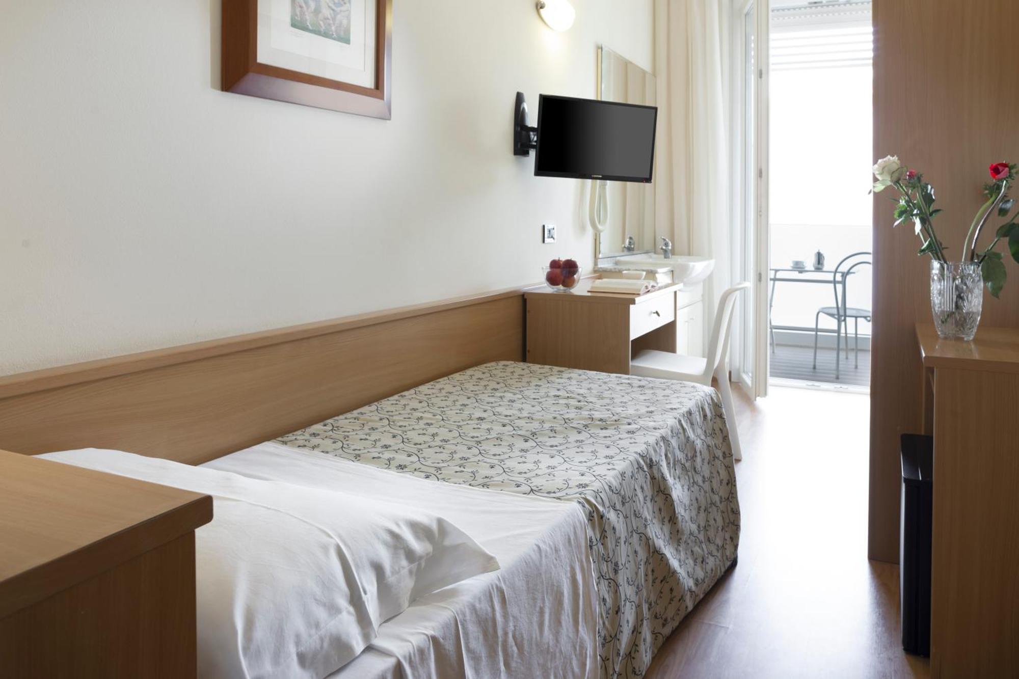 Hotel Baltic Римини Экстерьер фото